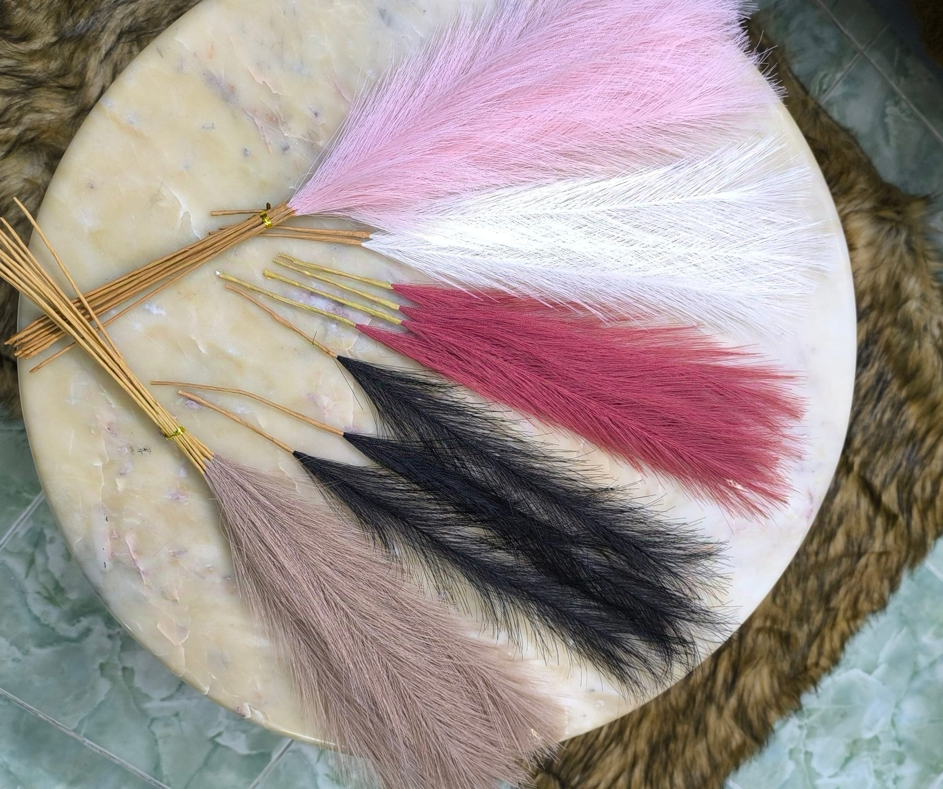 pampars grass ( red/black/white/pink/gray) - Image 1