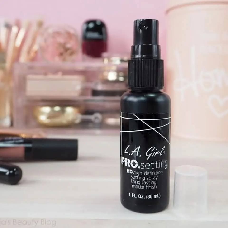 la girl setting spray - Image 1